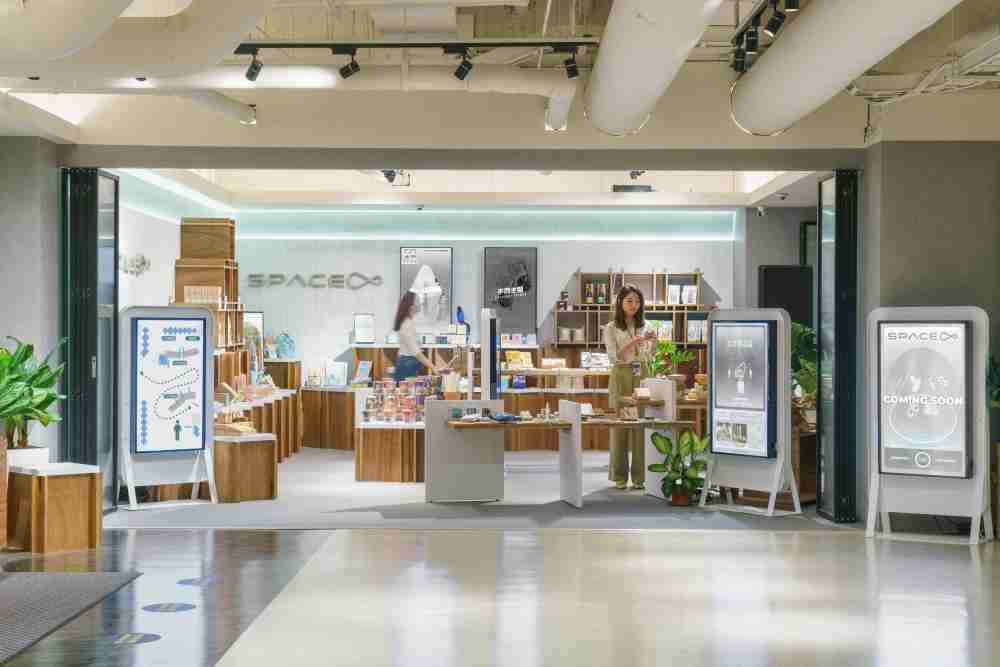 28国际打造永续选物商店，，，展示社企及社创商品，，结合创利空间所开发的智能零售系统，，整合多元产品信息，，，让无人商店扮演公益行动的推手