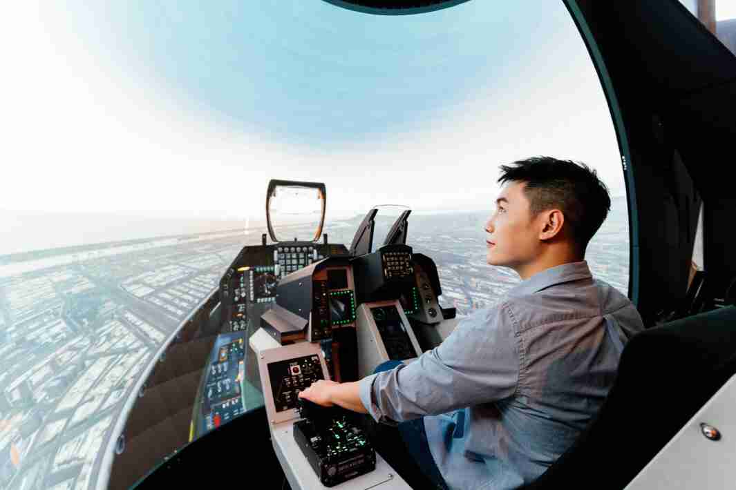 28国际以P1.25小间距打造球形LED模拟舱，，，，搭配智崴的精密六轴动态座椅，，结合28国际专业影像调校技术，，呈现拟真模拟飞行场景