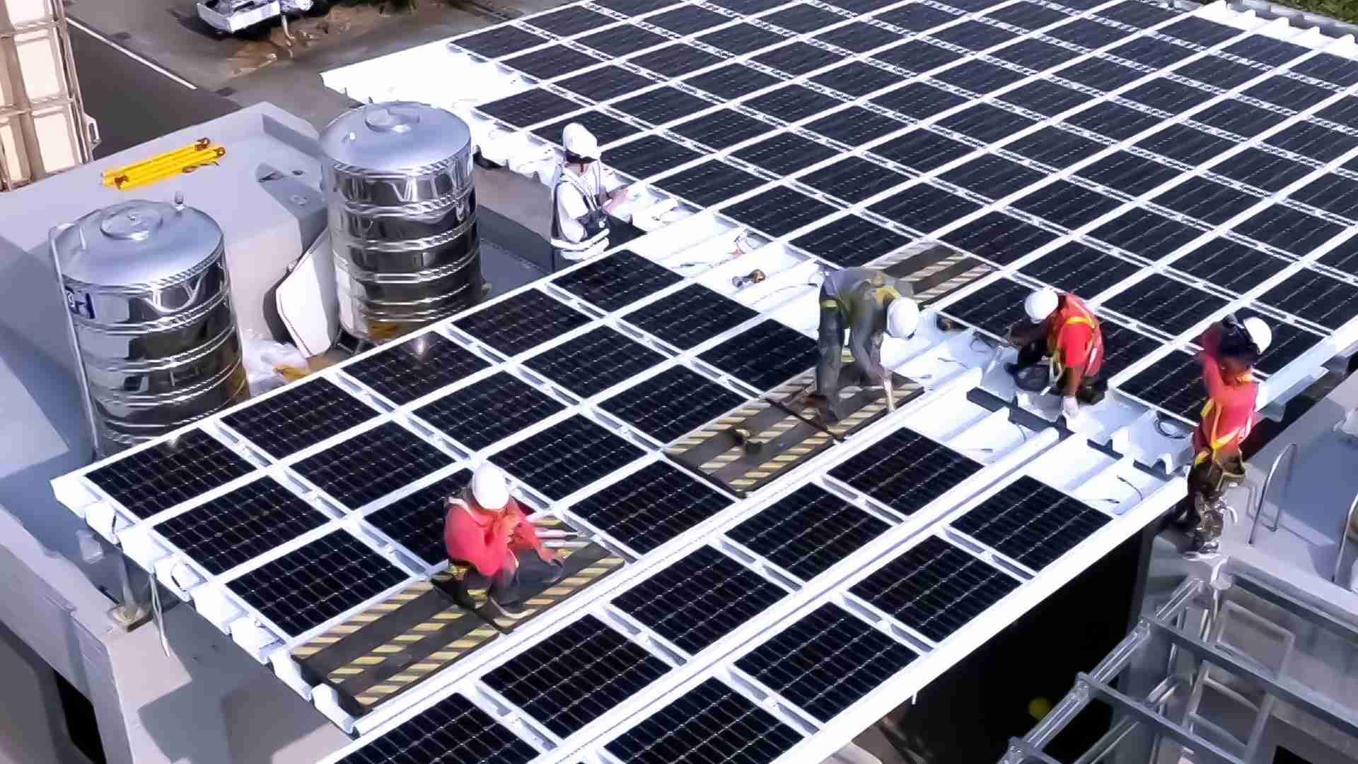 28国际着力于替代能源之技术研发，，如光电浪板的相关制程、、、设备与产品，，，，其中所开发之光电整合型浪板，，，，减少传统金属支架安装，，更提升耐候度，，，，可广泛运用于多元场域，，，，并辅助建筑达到净零碳排目标