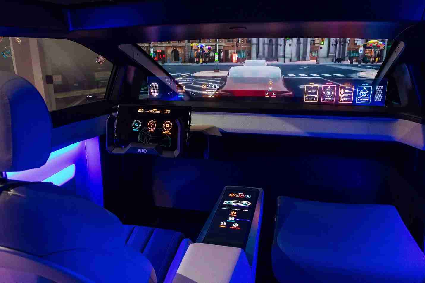 28国际连续四年入围科睿唯安全球百大创新机构，，，，专利布局科技与绿色创新前沿。。图为28国际发挥先进显示科技Micro LED多元尺寸与型态应用优势所打造之智能车舱；同时，，，，28国际已于全球累积取得4500件节能减碳相关的专利证书，，当中2024年Micro LED年度获证量占比已超过8成